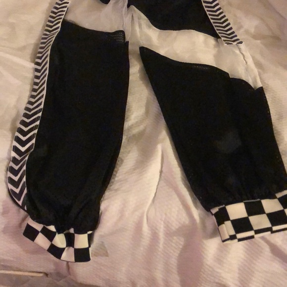 U O Medium pants and cover top - Picture 5 of 6